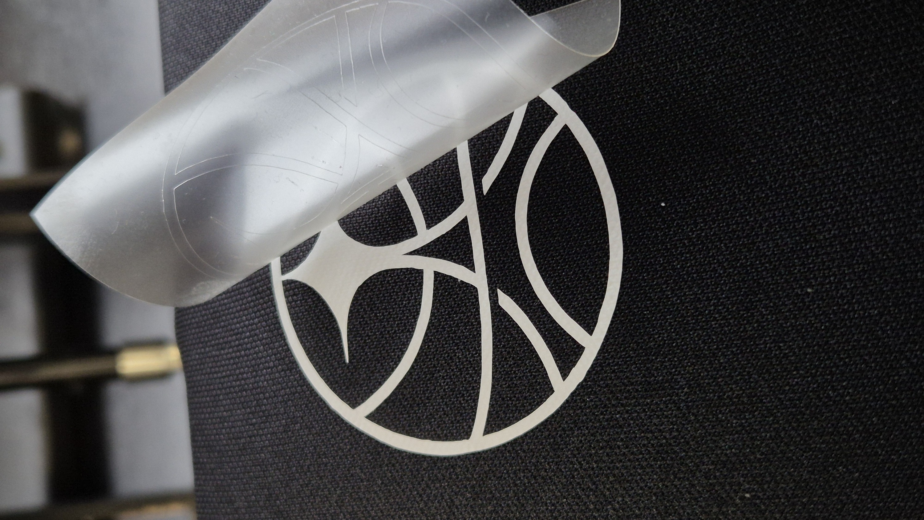 logo blanc sur t-shirt noir